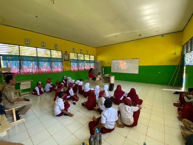 Nonton Bareng Film Edukasi, Cara Mahasiswa KKN-T Unhas Tanamkan Nilai Moral di Sekolah Dasar