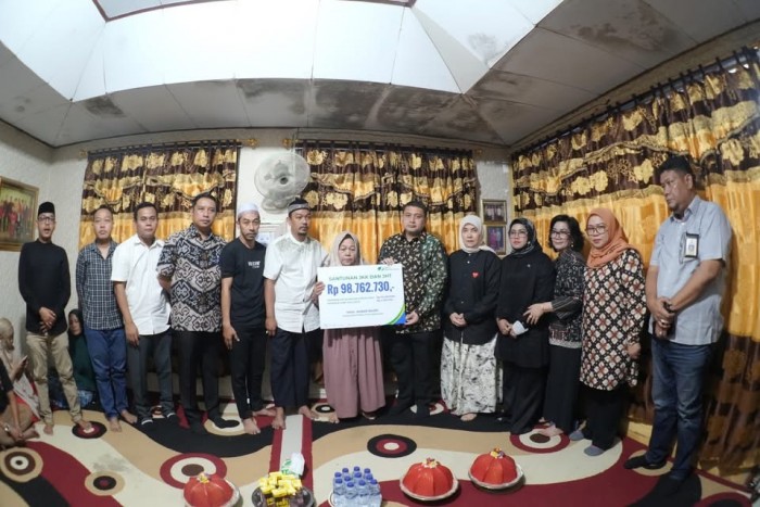 Walikota Makassar Serahkan Santunan Jaminan Sosial BPJS Ketenagakerjaan kepada  Korban Demonstrasi 