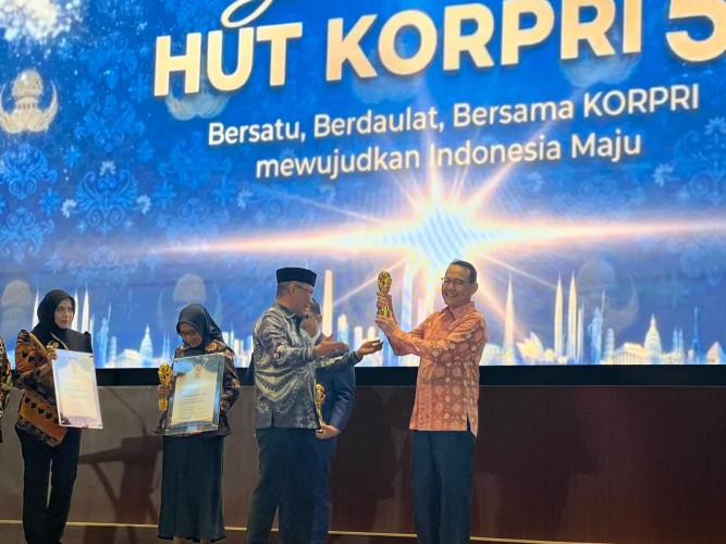 Perintis BPJS Kesehatan, Fachmi Idris, Raih Life Achievement KORPRI Award